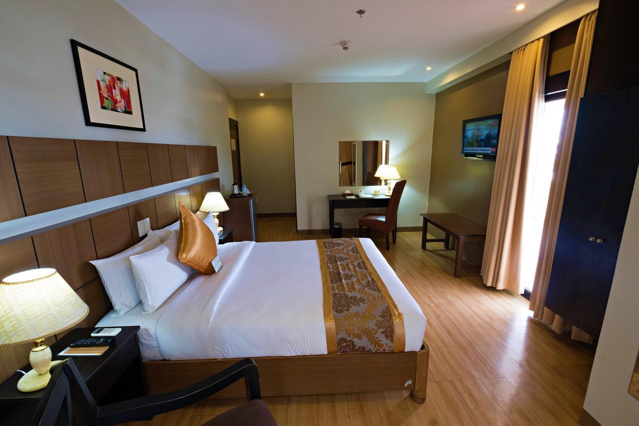 The Pinnacle Hotel And Suites Davao City Extérieur photo